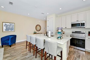 Fridge, oven, stovetop, dishwasher - Tangerine Villa near Disney with Margaritaville Resort & Island H20 Waterpark. (Kissimmee)