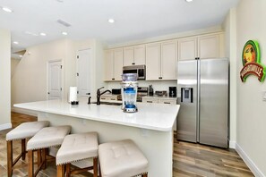 Een koelkast, een oven, een kookplaat, een vaatwasser