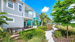 A residential area with a pathway, a bench, and a small table with chairs. - Beautiful Cottage near Disney | Hot Tub + Resort & Waterpark Access - 8053LS (Kissimmee)