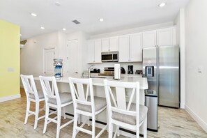 Frigorifero, forno, piano cottura, lavastoviglie