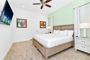 4 bedrooms, in-room safe, iron/ironing board, free WiFi - Blue Haven Cottage near Disney with Margaritaville Resort & Island H20. (Kissimmee)