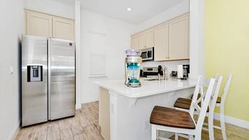 Refrigerador, horno, parrilla de estufa y lavavajillas