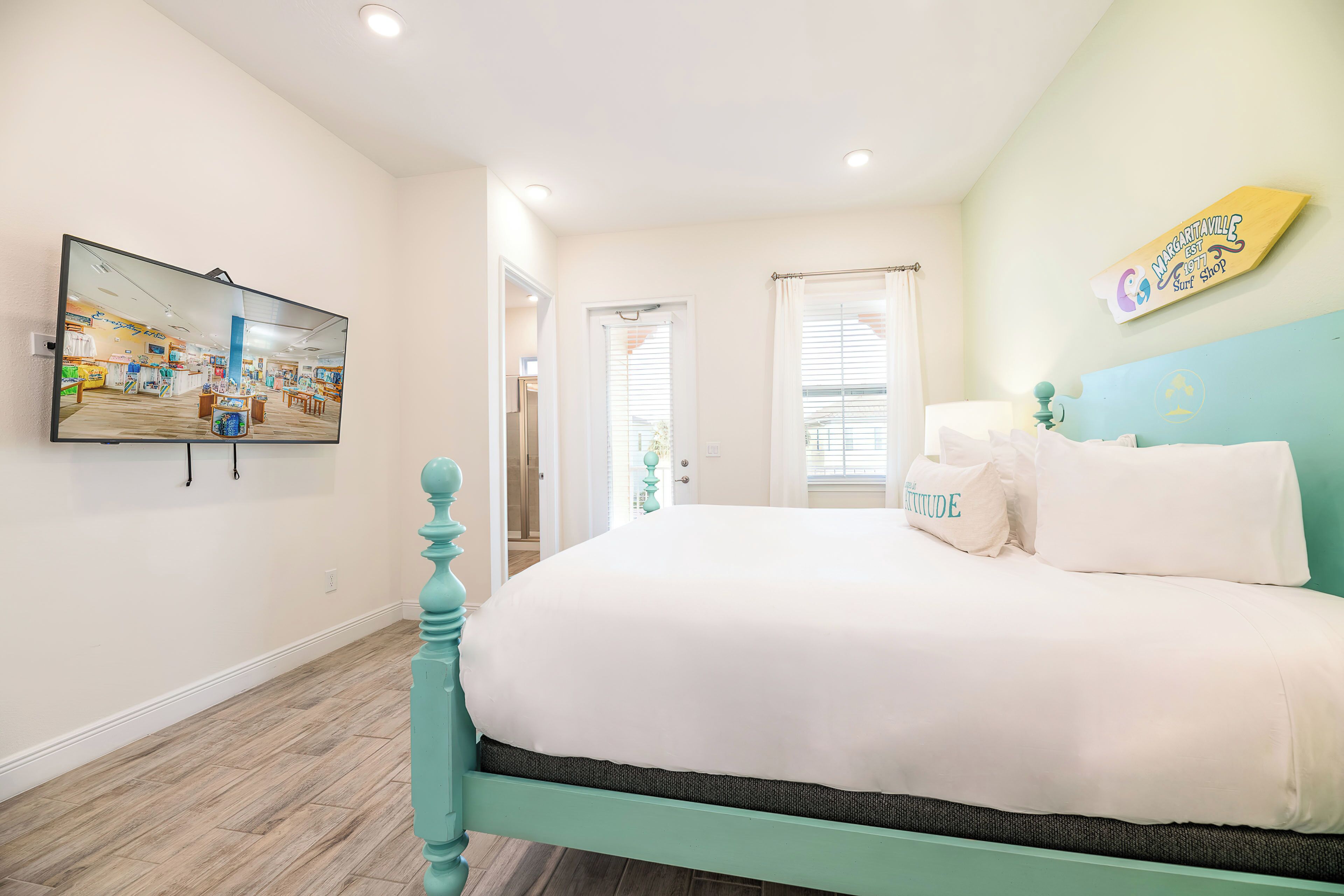 2 makuuhuonetta, tallelokero huoneessa, silitysrauta/-lauta