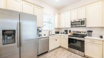 Réfrigérateur, four, plaque de cuisson, lave-vaisselle