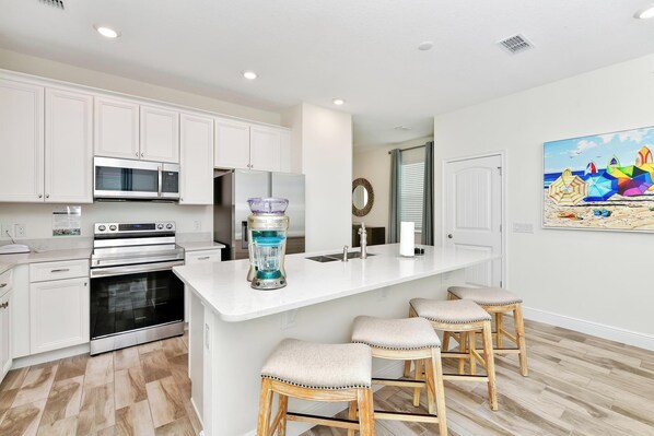 Jääkaappi, uuni, liesi, astianpesukone