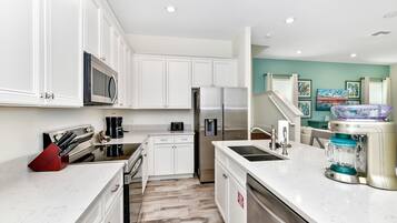 Kühlschrank, Ofen, Herdplatte, Geschirrspüler