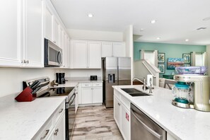 冷蔵庫、オーブン、コンロ、食器洗い機