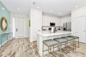 Réfrigérateur, four, plaque de cuisson, lave-vaisselle