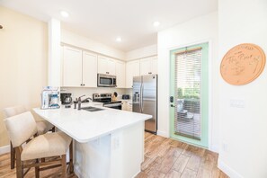 Fridge, oven, stovetop, dishwasher - Charming Cottage with Private Hot Tub near Disney with Margaritaville Resort &. (Kissimmee)