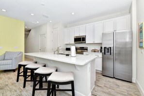 Fridge, oven, stovetop, dishwasher