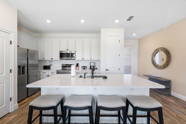 Jääkaappi, uuni, liesi, astianpesukone