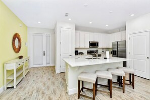 Frigorifero, forno, piano cottura, lavastoviglie