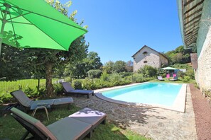 Una piscina al aire libre, una piscina climatizada