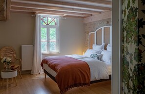 7 habitaciones, tabla de planchar con plancha y cuna de viaje