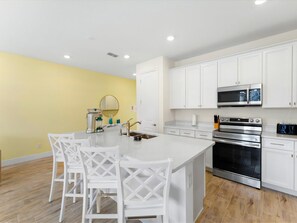 Fridge, oven, stovetop, dishwasher - Beautiful Florida Villa near Disney with Margaritaville Resort & Island H20. (Kissimmee)