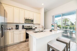 Refrigerador, microondas, horno, placa de cocina