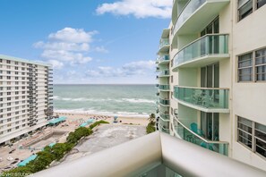 Terrace/patio - The Tides Building Private Apartments (Hollywood)