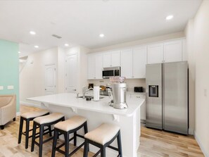 Kylskåp, ugn, spishäll och diskmaskin