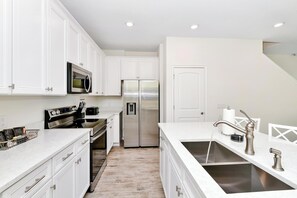 Frigorifero, forno, piano cottura, lavastoviglie