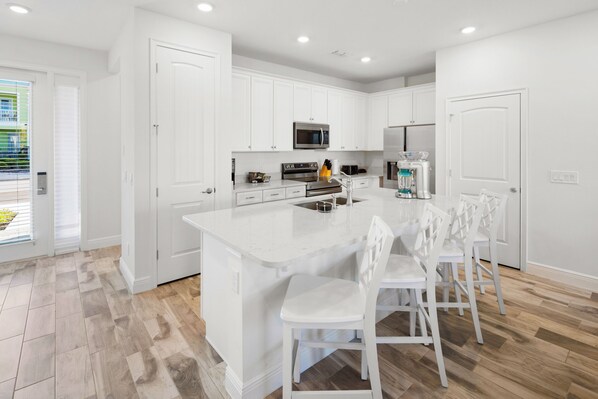 Kjøleskap, ovn, kokeplater og oppvaskmaskin