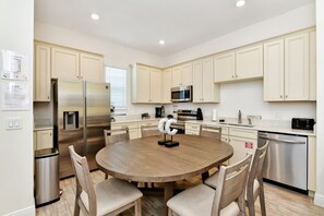 Fridge, oven, stovetop, dishwasher - White Sand Cottage with Private Pool near Disney with Margaritaville Resort &. (Kissimmee)