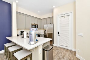 Fridge, oven, stovetop, dishwasher - Seashell Shore Cottage near Disney with Margaritaville Resort & Island H2O. (Kissimmee)