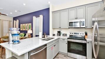 Jääkaappi, uuni, liesi, astianpesukone