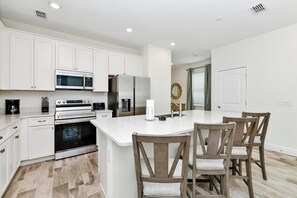 Een koelkast, een oven, een kookplaat, een vaatwasser