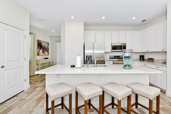 Jääkaappi, uuni, liesi, astianpesukone