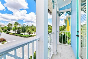 Property grounds - Orange Blossom Special Cottage near Disney with Private Hot Tub & Island H20. (Kissimmee)