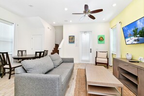 TV - Sandy Toes Cottage with Private Pool near Disney and Margaritaville Resort &. (Kissimmee)