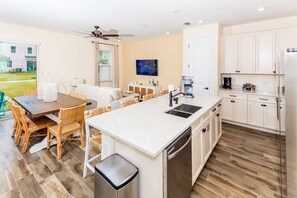 Frigorifero, forno, piano cottura, lavastoviglie