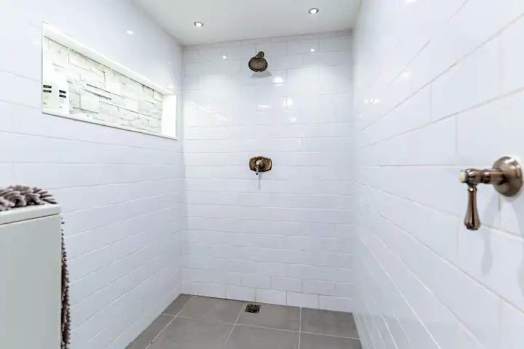 Douche, séchoir à cheveux, serviettes fournies, savon