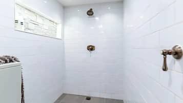 Douche, séchoir à cheveux, serviettes fournies, savon
