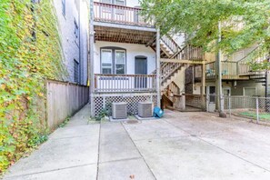 Property grounds - Charming Wrigleyville Home Close to the Cubs! (Chicago)