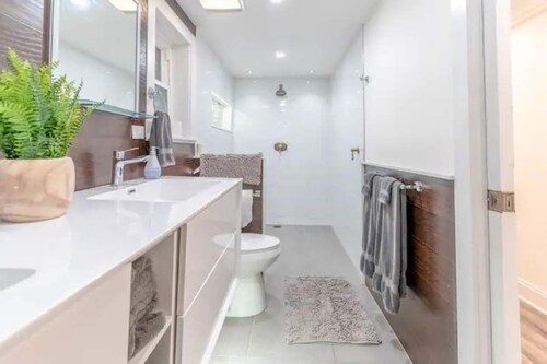 Charming Wrigleyville Home Close to the Cubs!