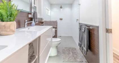 Charming Wrigleyville Home Close to the Cubs!