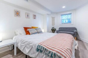 2 bedrooms, desk, iron/ironing board, free WiFi - Charming Wrigleyville Home Close to the Cubs! (Chicago)