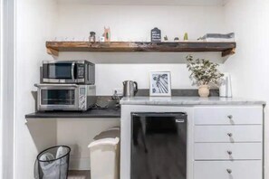 Een koelkast, een microgolfoven, een koffiezetapparaat/waterkoker