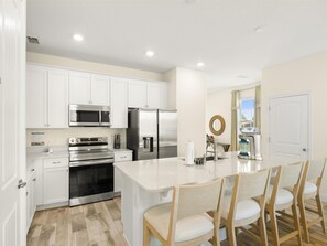 Kylskåp, ugn, spishäll och diskmaskin