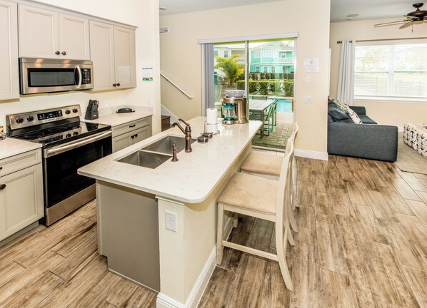 Fridge, oven, stovetop, dishwasher