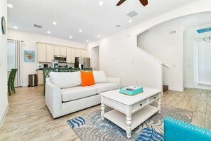 Smart TV - Sunny Yellow Cottage near Disney with Margaritaville Resort & Island H20. (Kissimmee)