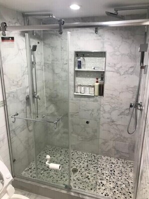 Dusche, Haartrockner, Handtücher, Seife