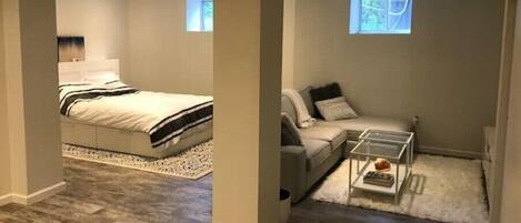 1 sovrum, skrivbord, strykjärn/strykbräda och resesäng