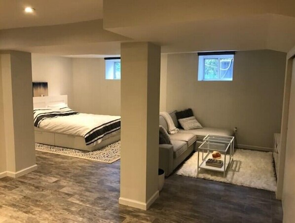 1 Schlafzimmer, Schreibtisch, Bügeleisen/Bügelbrett, Reisekinderbett