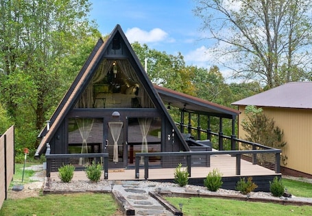 Terrace/patio. The Cumberland Collective - The Lakeframe-Boat Slip@sulphur crk<1mi water!