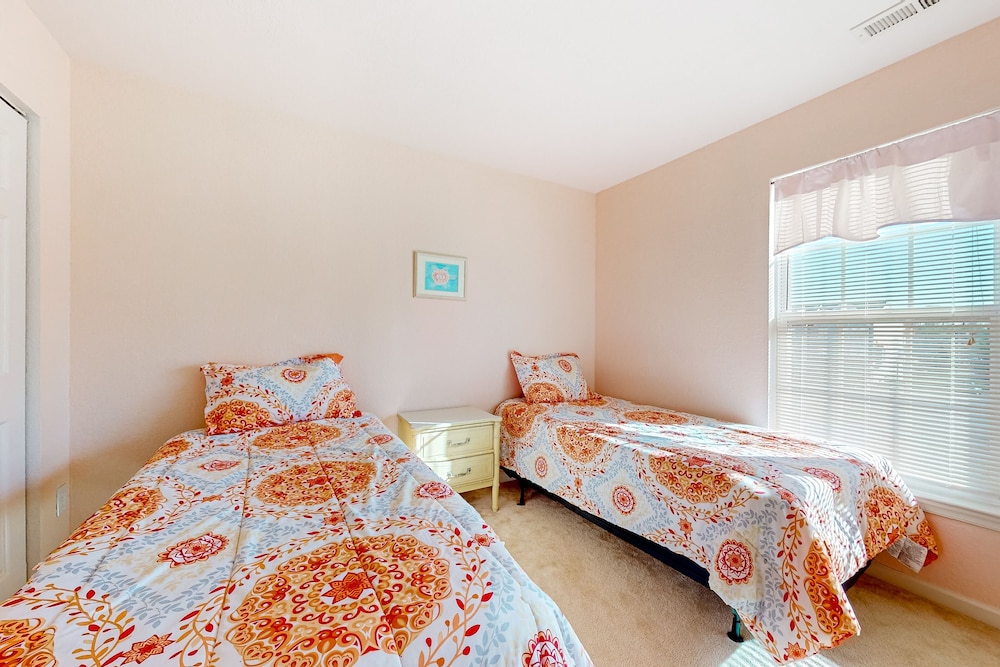 Creekside townhome with game room, full kitchen, grill, deck, W/D