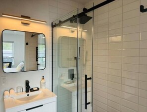 Dusch, hårtork, handdukar och tvål