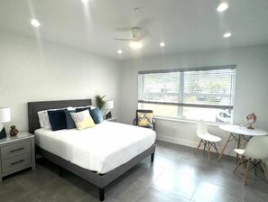 1 bedroom, free WiFi, bed sheets - Brand New Studio with Pool Access (Oakland Park)
