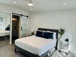 1 bedroom, free WiFi, bed sheets - Brand New Studio with Pool Access (Oakland Park)
